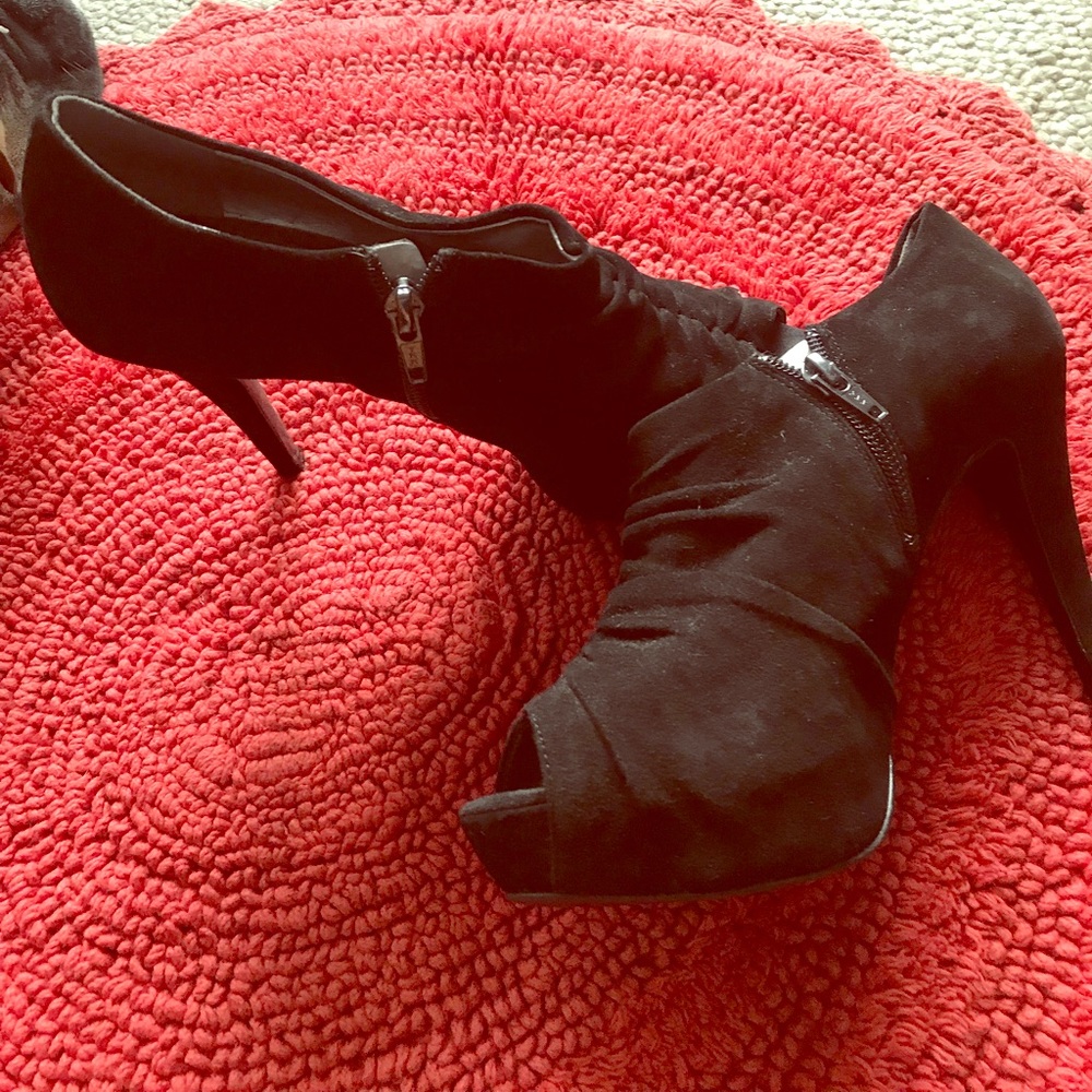 Marc Fisher Black suede short Bootie size 7.5